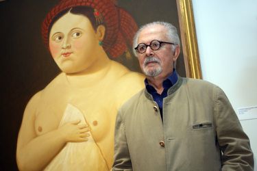 Fernando Botero presentando una de sus pinturas. | ESPECIAL