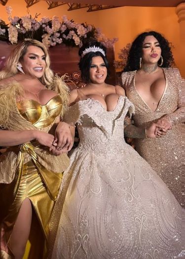 Kimberly junto a Wendy Guevara y Paola Suárez en su boda